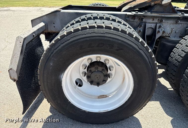 image for item DT6680 2006 International 9400I semi truck