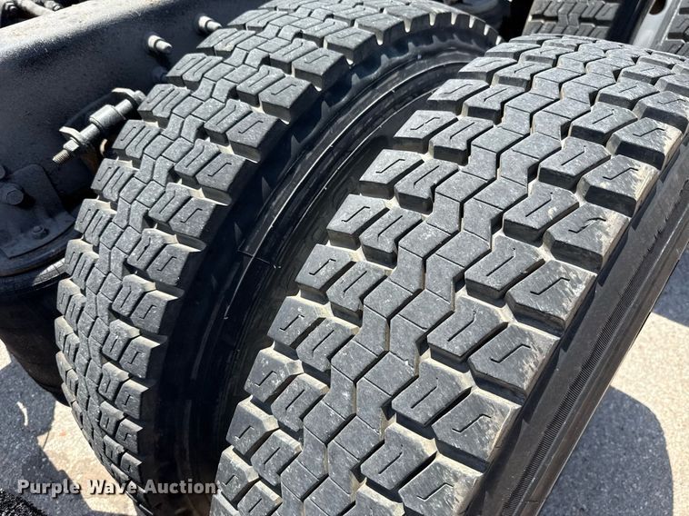 image for item DT6680 2006 International 9400I semi truck