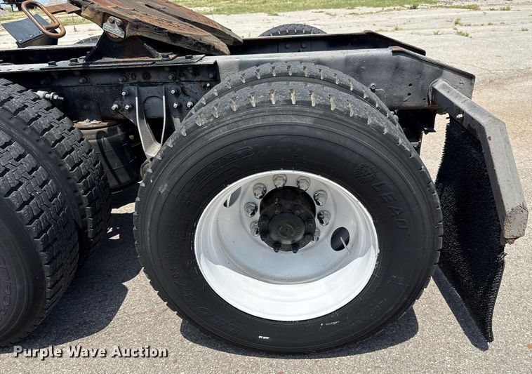 image for item DT6680 2006 International 9400I semi truck