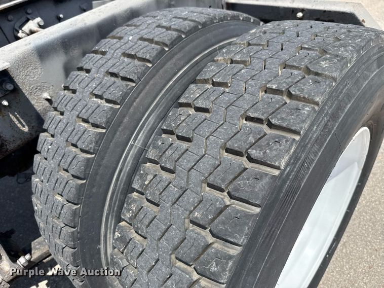 image for item DT6680 2006 International 9400I semi truck