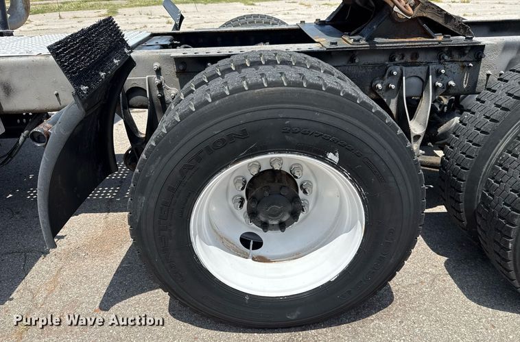 image for item DT6680 2006 International 9400I semi truck