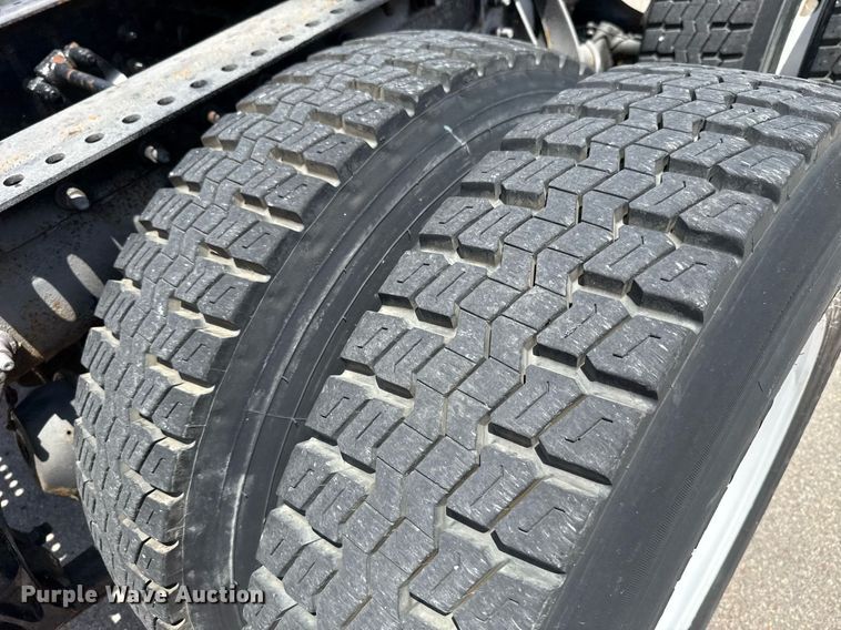 image for item DT6680 2006 International 9400I semi truck