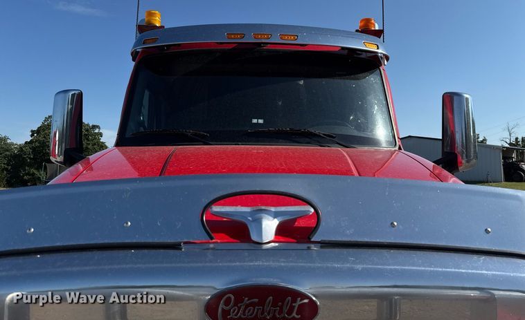 image for item DT6708 2020 Peterbilt 567 semi truck