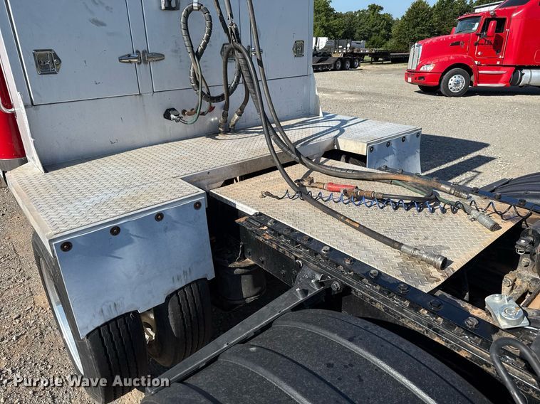 image for item DT6708 2020 Peterbilt 567 semi truck