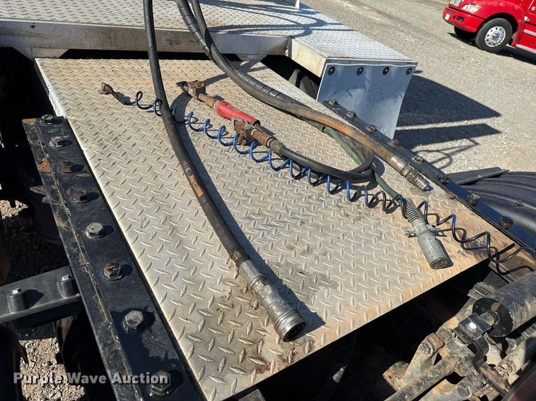 image for item DT6708 2020 Peterbilt 567 semi truck