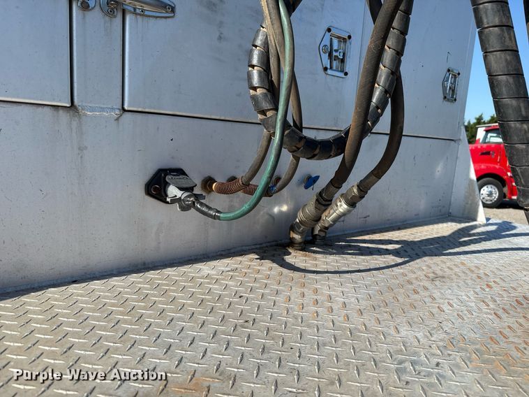 image for item DT6708 2020 Peterbilt 567 semi truck