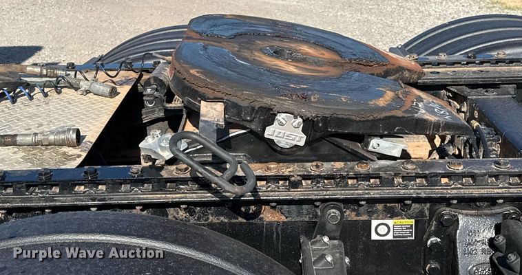 image for item DT6708 2020 Peterbilt 567 semi truck