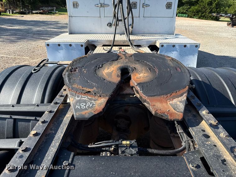 image for item DT6708 2020 Peterbilt 567 semi truck