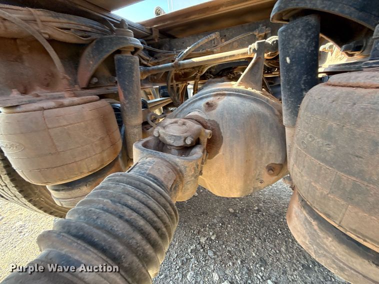 image for item DT6708 2020 Peterbilt 567 semi truck