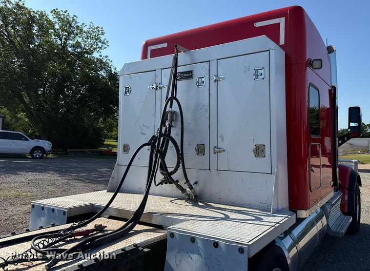 image for item DT6708 2020 Peterbilt 567 semi truck