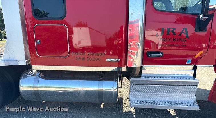 image for item DT6708 2020 Peterbilt 567 semi truck