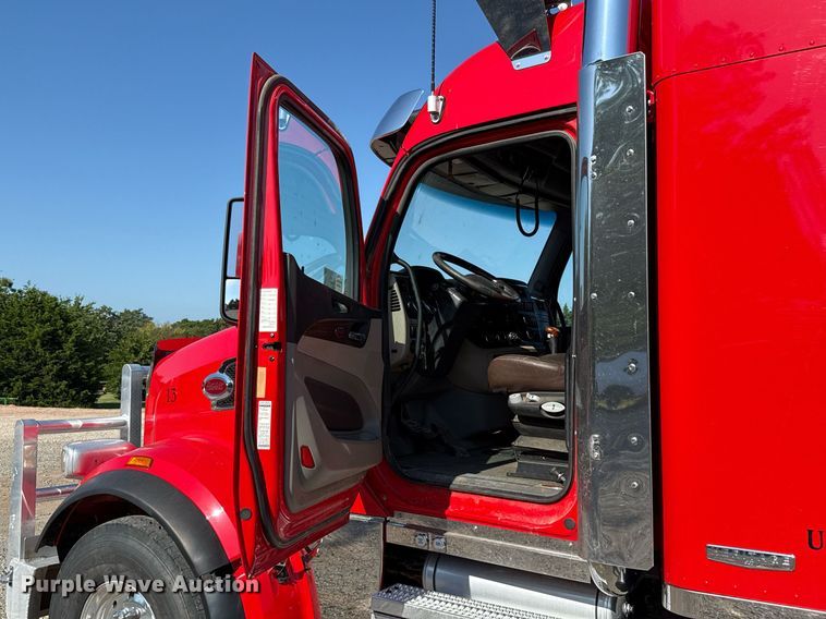 image for item DT6708 2020 Peterbilt 567 semi truck