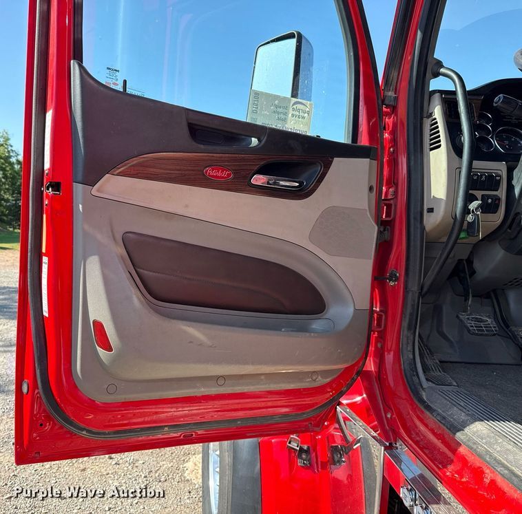 image for item DT6708 2020 Peterbilt 567 semi truck