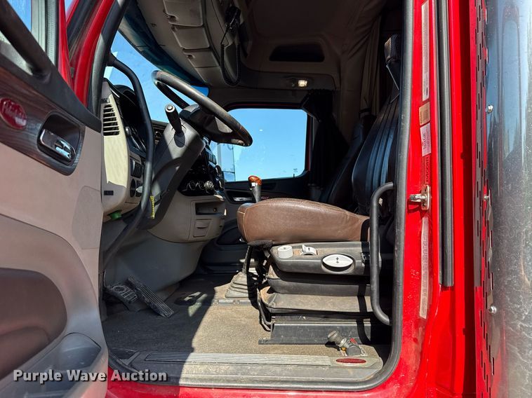 image for item DT6708 2020 Peterbilt 567 semi truck