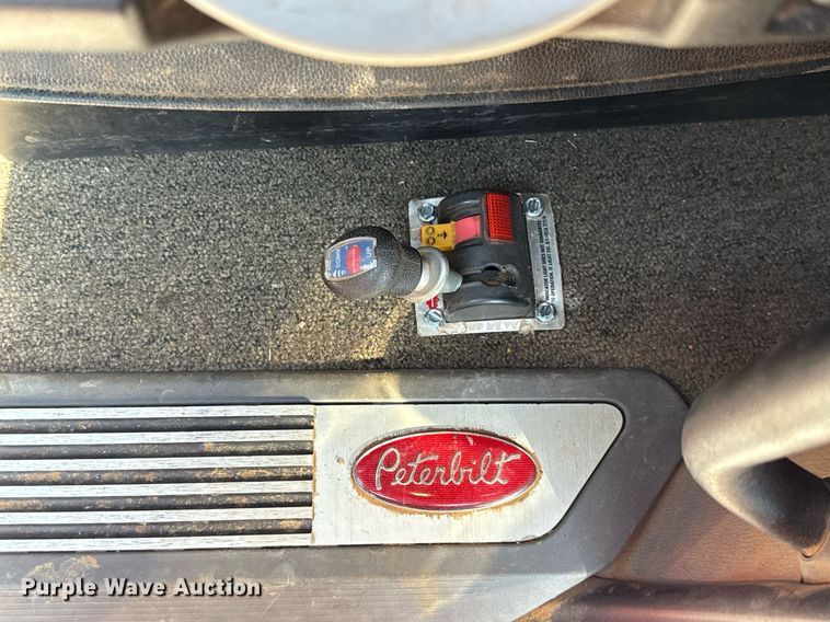 image for item DT6708 2020 Peterbilt 567 semi truck