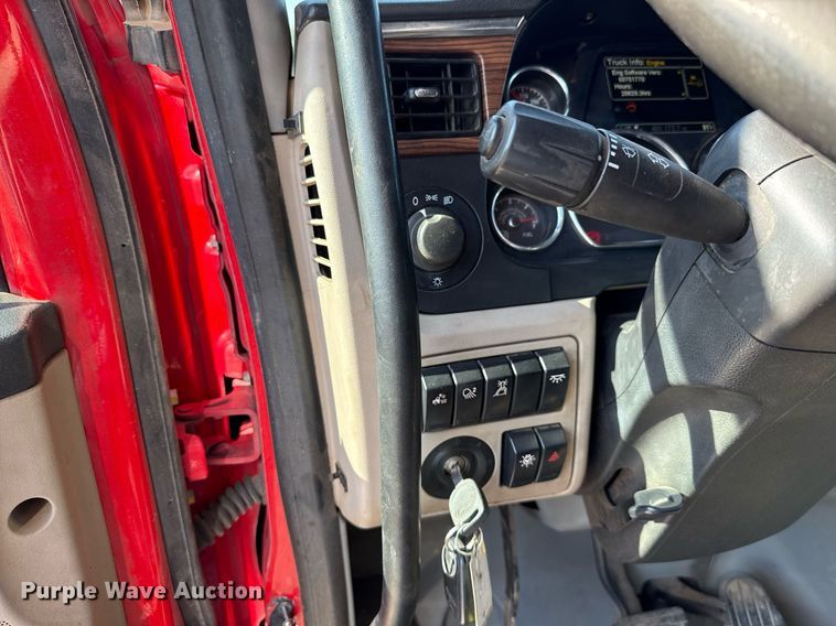 image for item DT6708 2020 Peterbilt 567 semi truck