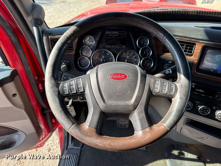 image for item DT6708 2020 Peterbilt 567 semi truck