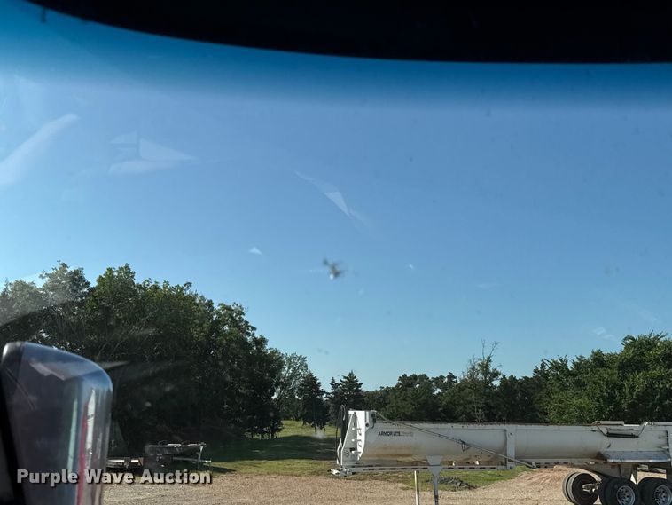 image for item DT6708 2020 Peterbilt 567 semi truck