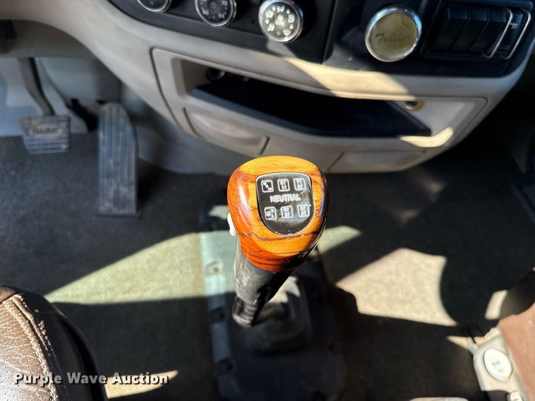 image for item DT6708 2020 Peterbilt 567 semi truck