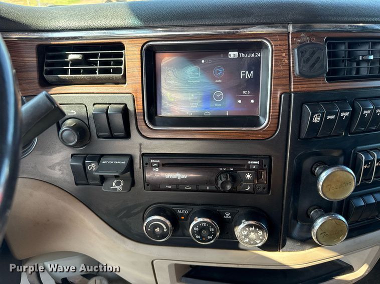 image for item DT6708 2020 Peterbilt 567 semi truck