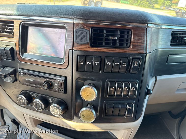 image for item DT6708 2020 Peterbilt 567 semi truck