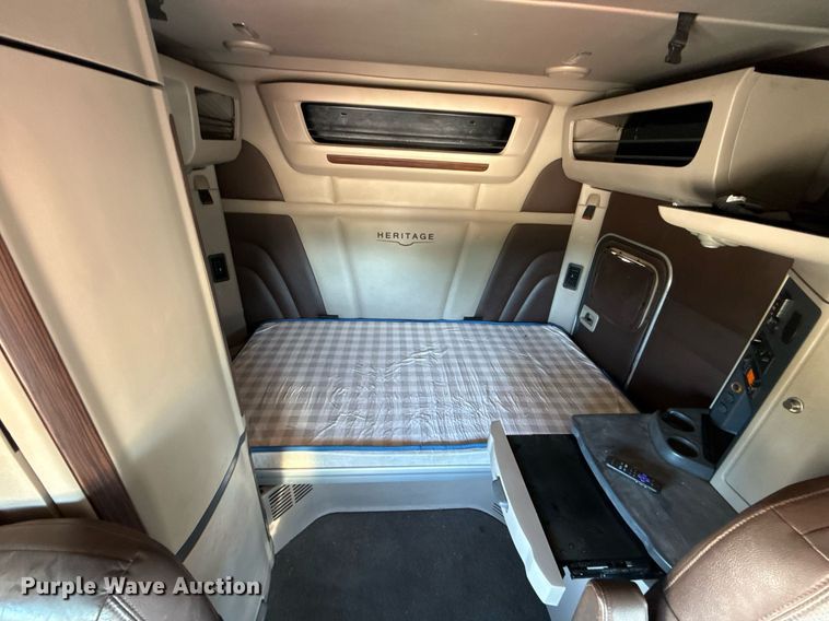 image for item DT6708 2020 Peterbilt 567 semi truck