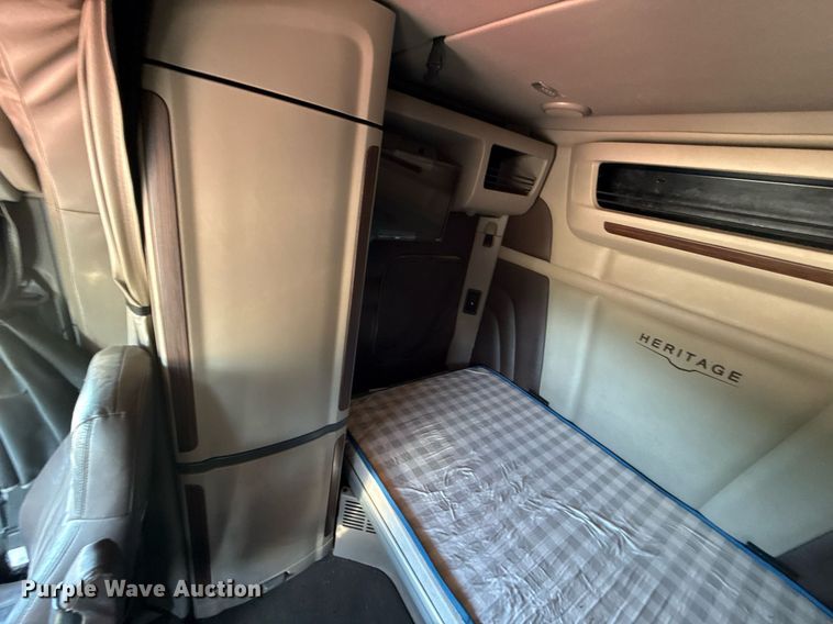 image for item DT6708 2020 Peterbilt 567 semi truck