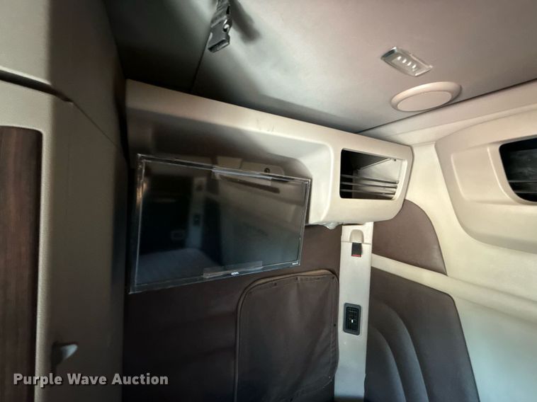 image for item DT6708 2020 Peterbilt 567 semi truck