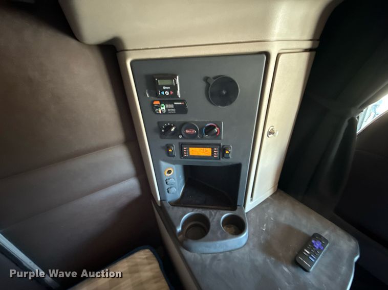 image for item DT6708 2020 Peterbilt 567 semi truck