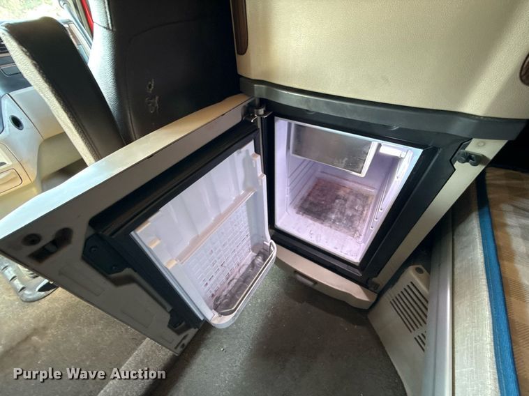 image for item DT6708 2020 Peterbilt 567 semi truck