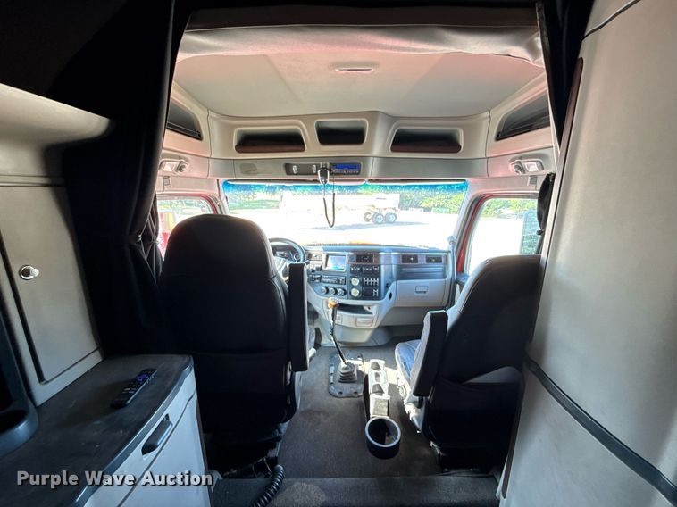 image for item DT6708 2020 Peterbilt 567 semi truck