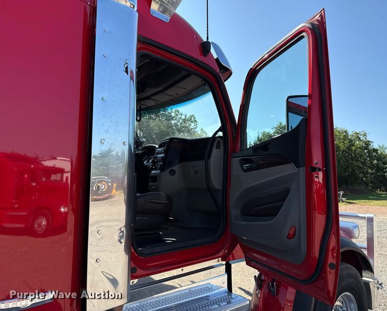 image for item DT6708 2020 Peterbilt 567 semi truck