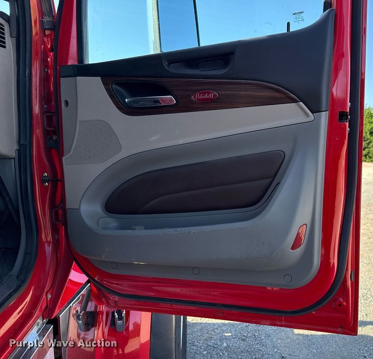 image for item DT6708 2020 Peterbilt 567 semi truck