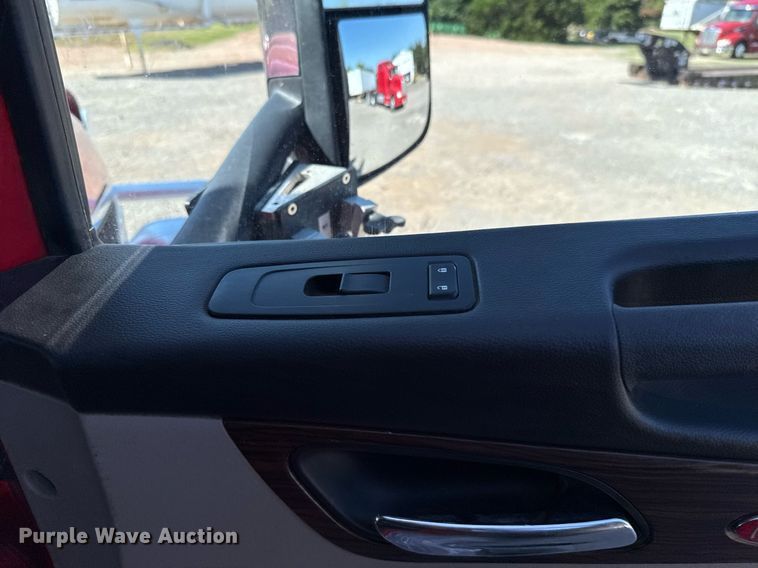 image for item DT6708 2020 Peterbilt 567 semi truck