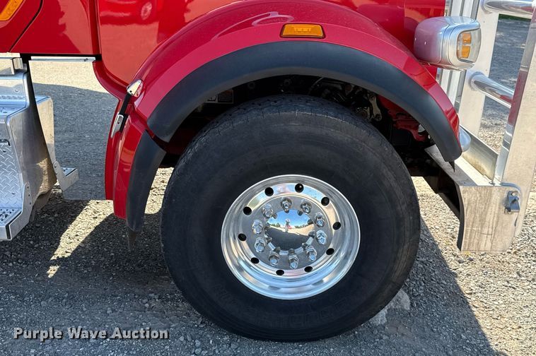 image for item DT6708 2020 Peterbilt 567 semi truck