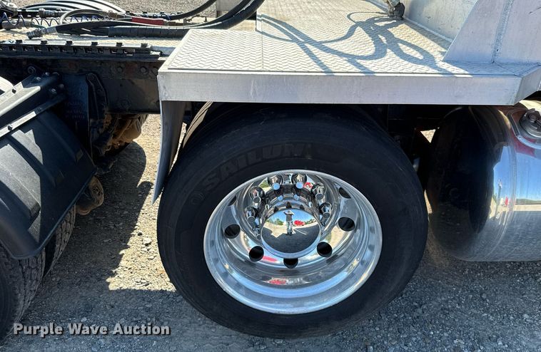 image for item DT6708 2020 Peterbilt 567 semi truck