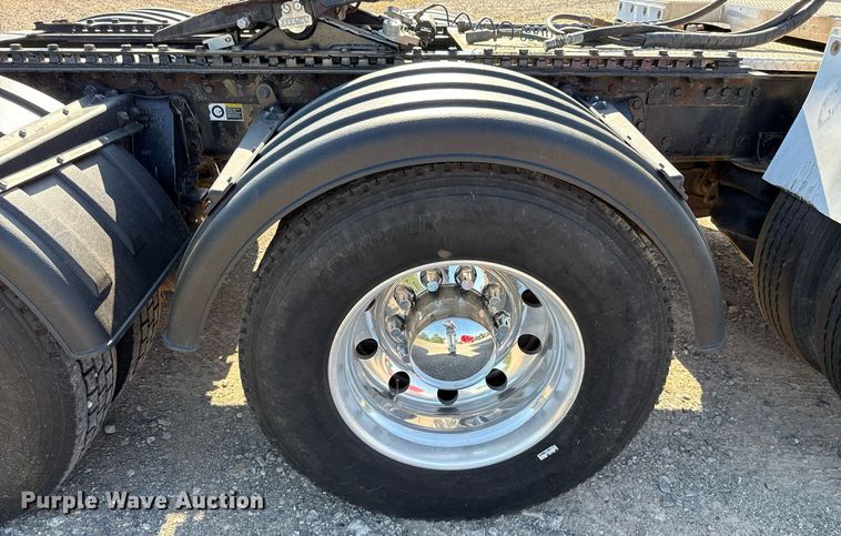 image for item DT6708 2020 Peterbilt 567 semi truck