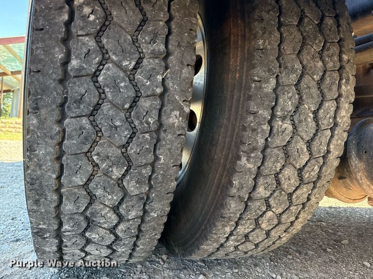 image for item DT6708 2020 Peterbilt 567 semi truck