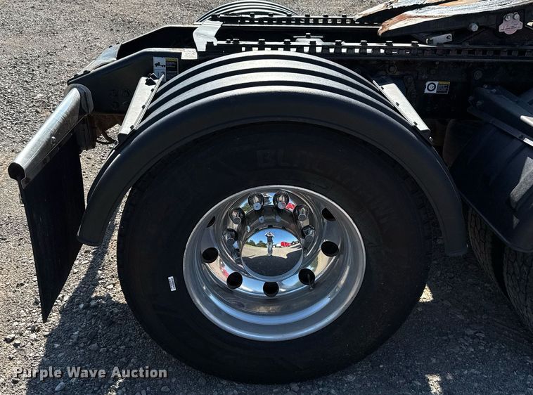 image for item DT6708 2020 Peterbilt 567 semi truck