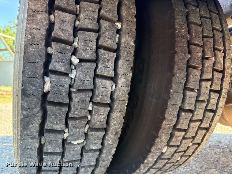 image for item DT6708 2020 Peterbilt 567 semi truck