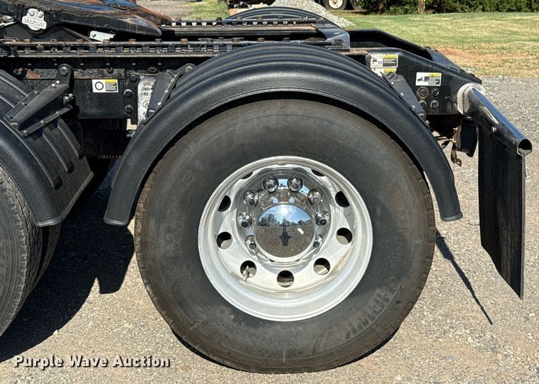 image for item DT6708 2020 Peterbilt 567 semi truck