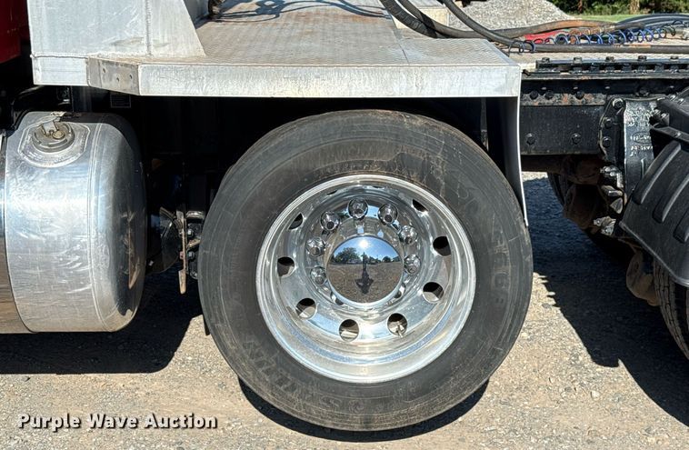 image for item DT6708 2020 Peterbilt 567 semi truck