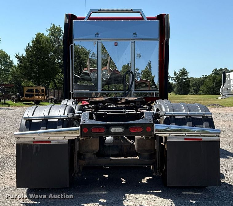 image for item DT6711 2017 Peterbilt 579 semi truck