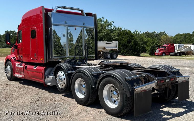 image for item DT6711 2017 Peterbilt 579 semi truck