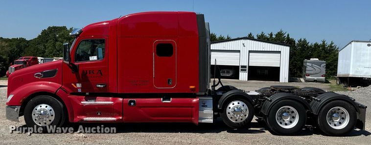 image for item DT6711 2017 Peterbilt 579 semi truck