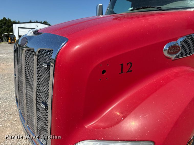 image for item DT6711 2017 Peterbilt 579 semi truck