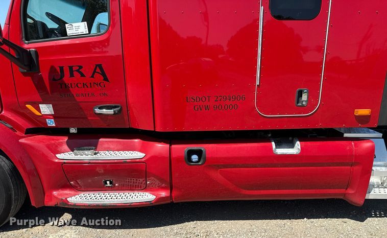 image for item DT6711 2017 Peterbilt 579 semi truck