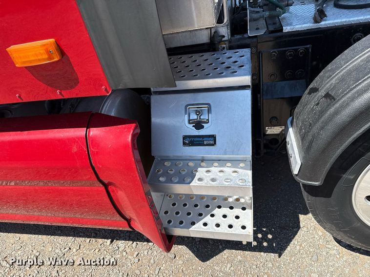 image for item DT6711 2017 Peterbilt 579 semi truck