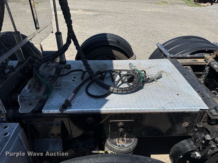 image for item DT6711 2017 Peterbilt 579 semi truck