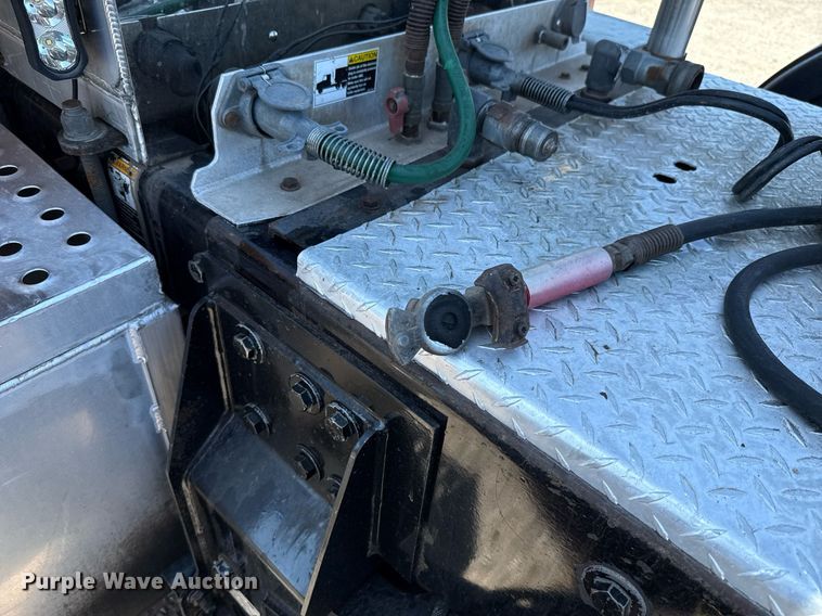 image for item DT6711 2017 Peterbilt 579 semi truck